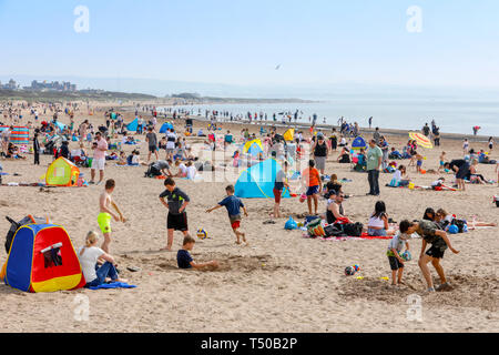 L'Ayrshire, Ecosse. 19 avr 2019. Météo France : Avec le beau temps, des milliers de personnes se sont rendus à Troon Ayrshire, plage pour profiter du début de la pause de Pâques. Le beau temps devrait se poursuivre au cours des vacances de Pâques, et il est prévu que la plage sera occupé toute la semaine. Credit : Findlay/Alamy Live News Banque D'Images