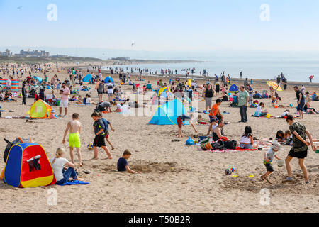 L'Ayrshire, Ecosse. 19 avr 2019. Météo France : Avec le beau temps, des milliers de personnes se sont rendus à Troon Ayrshire, plage pour profiter du début de la pause de Pâques. Le beau temps devrait se poursuivre au cours des vacances de Pâques, et il est prévu que la plage sera occupé toute la semaine. Credit : Findlay/Alamy Live News Banque D'Images