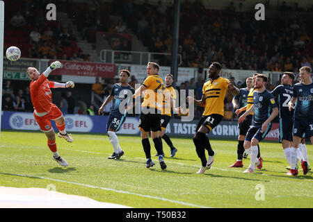 Newport, Royaume-Uni. Apr 19, 2019. Mickey Demetriou (28) du comté de Newport chefs et les scores de ses équipes 1ère objectif. L'EFL Skybet deux ligue de football, Newport county v Bury à Rodney Parade à Newport, Pays de Galles, le vendredi 19 avril 2019. Cette image ne peut être utilisé qu'à des fins rédactionnelles. Usage éditorial uniquement, licence requise pour un usage commercial. Aucune utilisation de pari, de jeux ou d'un seul club/ligue/dvd publications. Photos par Andrew Andrew/Verger Verger la photographie de sport/Alamy live news Crédit : Andrew Orchard la photographie de sport/Alamy Live News Banque D'Images