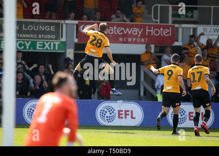 Newport, Royaume-Uni. Apr 19, 2019. Mickey Demetriou (28) du comté de Newport célèbre après son hescores equipes 1er objectif. L'EFL Skybet deux ligue de football, Newport county v Bury à Rodney Parade à Newport, Pays de Galles, le vendredi 19 avril 2019. Cette image ne peut être utilisé qu'à des fins rédactionnelles. Usage éditorial uniquement, licence requise pour un usage commercial. Aucune utilisation de pari, de jeux ou d'un seul club/ligue/dvd publications. Photos par Andrew Andrew/Verger Verger la photographie de sport/Alamy live news Crédit : Andrew Orchard la photographie de sport/Alamy Live News Banque D'Images