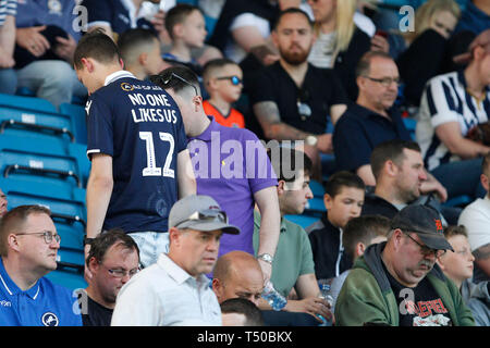 Londres, Royaume-Uni. Apr 19, 2019. Un ventilateur Millwall avec le célèbre slogan "Personne n'aime nous' sur le dos de leur chemise pendant le match de championnat EFL Sky Bet entre Millwall et Brentford au Den, Londres, Angleterre le 19 avril 2019. Photo par Carlton Myrie. Usage éditorial uniquement, licence requise pour un usage commercial. Aucune utilisation de pari, de jeux ou d'un seul club/ligue/dvd publications. Credit : UK Sports Photos Ltd/Alamy Live News Banque D'Images