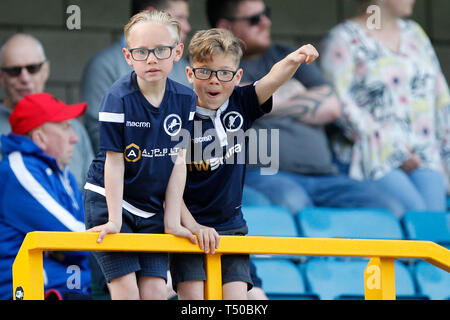 Londres, Royaume-Uni. Apr 19, 2019. Deux jeunes Millwall fans au cours de l'EFL Sky Bet Championship match entre Millwall et Brentford au Den, Londres, Angleterre le 19 avril 2019. Photo par Carlton Myrie. Usage éditorial uniquement, licence requise pour un usage commercial. Aucune utilisation de pari, de jeux ou d'un seul club/ligue/dvd publications. Credit : UK Sports Photos Ltd/Alamy Live News Banque D'Images