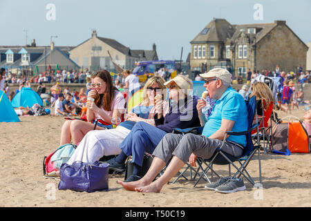 L'Ayrshire, Ecosse. 19 avr 2019. Météo France : Avec le beau temps, des milliers de personnes se sont rendus à Troon Ayrshire, plage pour profiter du début de la pause de Pâques. Le beau temps devrait se poursuivre au cours des vacances de Pâques, et il est prévu que la plage sera occupé toute la semaine. Credit : Findlay/Alamy Live News Banque D'Images