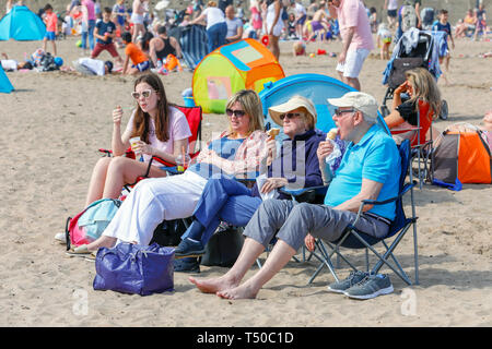 L'Ayrshire, Ecosse. 19 avr 2019. Météo France : Avec le beau temps, des milliers de personnes se sont rendus à Troon Ayrshire, plage pour profiter du début de la pause de Pâques. Le beau temps devrait se poursuivre au cours des vacances de Pâques, et il est prévu que la plage sera occupé toute la semaine. Credit : Findlay/Alamy Live News Banque D'Images