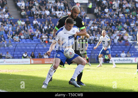 Birkenhead, UK. Apr 19, 2019. Paul Mullin de Tranmere Rovers shields la balle d'Farrend Rawson de vert forêt Rovers. L'EFL Skybet ligue de football match Tranmere Rovers, deux v Vert Forêt Rovers à Prenton Park, Birkenhead, Wirral le vendredi 19 avril 2019. Cette image ne peut être utilisé qu'à des fins rédactionnelles. Usage éditorial uniquement, licence requise pour un usage commercial. Aucune utilisation de pari, de jeux ou d'un seul club/ligue/dvd publications.pic par Chris Stading/Andrew Orchard la photographie de sport/Alamy Live News Crédit : Andrew Orchard la photographie de sport/Alamy Live News Banque D'Images