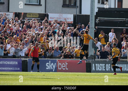 Newport, Royaume-Uni. Apr 19, 2019. Mickey Demetriou de Newport county (28) célèbre à la Newport fans après qu'il marque son 3e but des équipes. L'EFL Skybet deux ligue de football, Newport county v Bury à Rodney Parade à Newport, Pays de Galles, le vendredi 19 avril 2019. Cette image ne peut être utilisé qu'à des fins rédactionnelles. Usage éditorial uniquement, licence requise pour un usage commercial. Aucune utilisation de pari, de jeux ou d'un seul club/ligue/dvd publications. Photos par Andrew Andrew/Verger Verger la photographie de sport/Alamy live news Crédit : Andrew Orchard la photographie de sport/Alamy Live News Banque D'Images