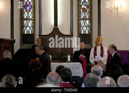 19 avril 2019, Portugal, Funchal (Madeira) : Ilse Everlien Berardo (2e à partir de la droite), pasteur de l'Allemagne, se trouve à côté de Marcelo Rebelo de Sousa, (3e de gauche) Président du Portugal, au service funéraire pour les victimes allemandes de l'accident de bus de l'Église presbytérienne à Madère. Dans l'accident de bus sur l'Atlantique 17.04.2019 sur l'île portugaise de Madère, 29 personnes ont perdu la vie. Un coach avec des dizaines de touristes allemands avaient quitté la route tôt mercredi soir dans le village de Caniço, a annulé et était tombé en bas d'une pente sur une maison. Photo : Andriy Petryna/dpa Banque D'Images