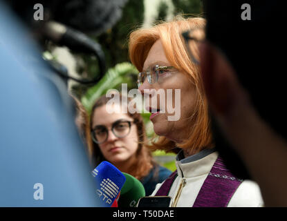 19 avril 2019, Portugal, Funchal (Madeira) : Ilse Everlien Berardo (r), pasteur de l'Allemagne, donne une interview au salon funéraire pour le service de bus victimes allemandes l'accident en face de l'Église presbytérienne à Madère. Dans l'accident de bus sur l'Atlantique 17.04.2019 sur l'île portugaise de Madère, 29 personnes ont perdu la vie. Un coach avec des dizaines de touristes allemands avaient quitté la route tôt mercredi soir dans la ville de Funchal, a annulé et était tombé en bas d'une pente sur une maison. Photo : Andriy Petryna/dpa Banque D'Images