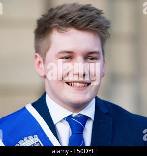 Kelso, Scottish Borders, au Royaume-Uni. 19 avril 2019. Les résidents de Kelso se rassembler à la place de la ville de regarder l'annonce de Mark Henderson étant nommé comme le 2019 Kelso à Kelso Laddie Square le 19 avril 2019 à Birmingham, UK. Credit : Scottish Borders Media/Alamy Live News Banque D'Images