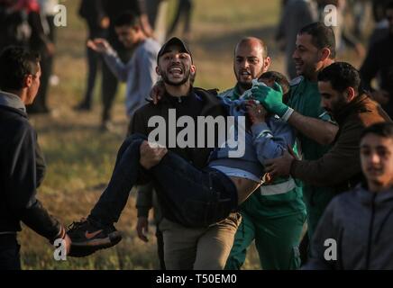 La ville de Gaza, la bande de Gaza, en Palestine. Apr 19, 2019. Un médecin palestinien transportant des blessés protestataire est de la ville de Gaza au cours des affrontements de vendredi, au moins 46 Palestiniens, y compris des médecins et des journalistes ont été blessés par les troupes israéliennes. Credit : Abed Alrahman/Alkahlout Quds Net News Wire/ZUMA/Alamy Live News Banque D'Images