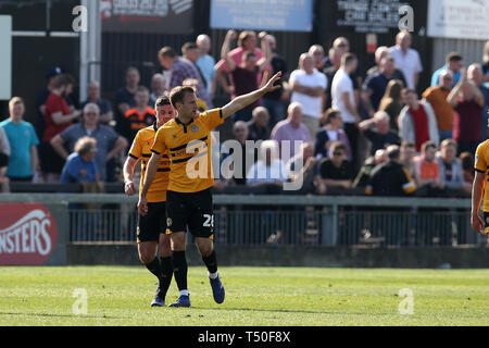 Newport, Royaume-Uni. Apr 19, 2019. Mickey Demetriou de Newport County (28) célèbre après qu'il marque son 3ème but. L'EFL Skybet deux ligue de football, Newport county v Bury à Rodney Parade à Newport, Pays de Galles, le vendredi 19 avril 2019. Cette image ne peut être utilisé qu'à des fins rédactionnelles. Usage éditorial uniquement, licence requise pour un usage commercial. Aucune utilisation de pari, de jeux ou d'un seul club/ligue/dvd publications. Photos par Andrew Andrew/Verger Verger la photographie de sport/Alamy live news Crédit : Andrew Orchard la photographie de sport/Alamy Live News Banque D'Images