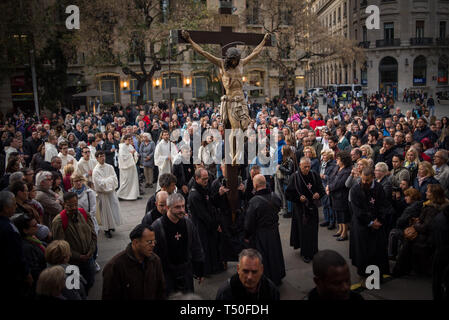 Barcelone, Catalogne, Espagne. Apr 19, 2019. Via Crucis à Barcelone à l'occasion du Vendredi Saint. Crédit : Jordi Boixareu/ZUMA/Alamy Fil Live News Banque D'Images