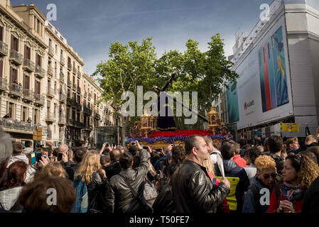 Barcelone, Catalogne, Espagne. Apr 19, 2019. La procession du Vendredi Saint traverse Las Ramblas à Barcelone. Crédit : Jordi Boixareu/ZUMA/Alamy Fil Live News Banque D'Images