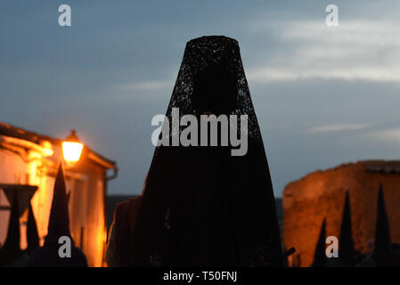 Almazan, Soria, Espagne. 19 avr 2019. Le pénitent est vu pendant la procession de 'Viernes Santo" (vendredi saint) à Soria, au nord de l'Espagne. Crédit : John Milner SOPA/Images/ZUMA/Alamy Fil Live News Banque D'Images