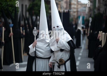 Malaga, Malaga, Espagne. Apr 19, 2019. Pénitents de 'Amor' confrérie sont converser comme ils prennent part au cours de la procession de la semaine sainte.La Semaine Sainte en Andalousie est l'une des plus importantes et célèbre des fêtes religieuses en Espagne. Chaque année, des milliers de fidèles chrétiens célèbrent la Semaine Sainte de Pâques avec la crucifixion et la résurrection de Jésus Christ. Credit : Jésus Merida/SOPA Images/ZUMA/Alamy Fil Live News Banque D'Images