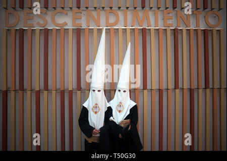 Malaga, Malaga, Espagne. Apr 19, 2019. Pénitents de 'Descendimiento» la fraternité sont vus à l'extérieur de leur fraternité avant de prendre part à la procession de la semaine sainte.La Semaine Sainte en Andalousie est l'une des plus importantes et célèbre des fêtes religieuses en Espagne. Chaque année, des milliers de fidèles chrétiens célèbrent la Semaine Sainte de Pâques avec la crucifixion et la résurrection de Jésus Christ. Credit : Jésus Merida/SOPA Images/ZUMA/Alamy Fil Live News Banque D'Images