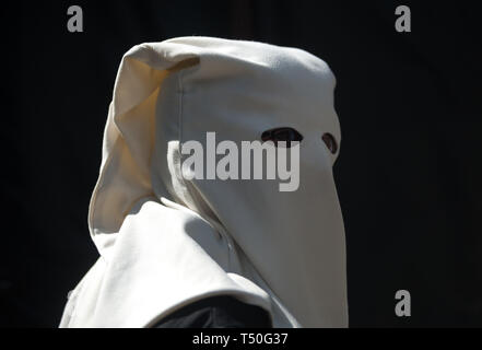 Malaga, Malaga, Espagne. Apr 19, 2019. Un pénitent de 'Descendimiento» la fraternité est vu à la recherche en tant qu'il prend part au cours de la procession de la semaine sainte.La Semaine Sainte en Andalousie est l'une des plus importantes et célèbre des fêtes religieuses en Espagne. Chaque année, des milliers de fidèles chrétiens célèbrent la Semaine Sainte de Pâques avec la crucifixion et la résurrection de Jésus Christ. Credit : Jésus Merida/SOPA Images/ZUMA/Alamy Fil Live News Banque D'Images