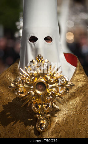 Malaga, Malaga, Espagne. Apr 19, 2019. Un pénitent de escendimiento "fraternité" est considéré comme un emblème de portefeuille il prend part au cours de la procession de la semaine sainte.La Semaine Sainte en Andalousie est l'une des plus importantes et célèbre des fêtes religieuses en Espagne. Chaque année, des milliers de fidèles chrétiens célèbrent la Semaine Sainte de Pâques avec la crucifixion et la résurrection de Jésus Christ. Credit : Jésus Merida/SOPA Images/ZUMA/Alamy Fil Live News Banque D'Images