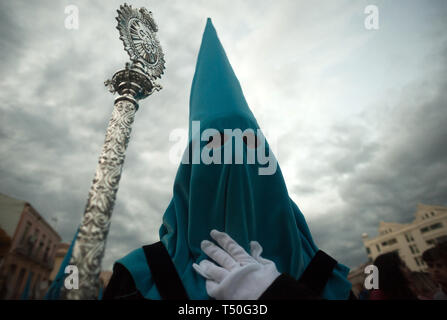 Malaga, Malaga, Espagne. Apr 19, 2019. Un pénitent de 'fraternité' Traslado est vu à sur qu'il prend part au cours de la procession de la semaine sainte.La Semaine Sainte en Andalousie est l'une des plus importantes et célèbre des fêtes religieuses en Espagne. Chaque année, des milliers de fidèles chrétiens célèbrent la Semaine Sainte de Pâques avec la crucifixion et la résurrection de Jésus Christ. Credit : Jésus Merida/SOPA Images/ZUMA/Alamy Fil Live News Banque D'Images