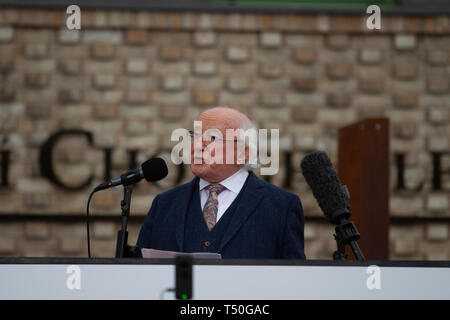 Falls Road, Belfast, Royaume-Uni. Apr 19, 2019. Le président d'Irlande Michael D Higgins ouvre officiellement le nouveau James Connolly sur le centre Falls Road Crédit : Bonzo/Alamy Live News Banque D'Images