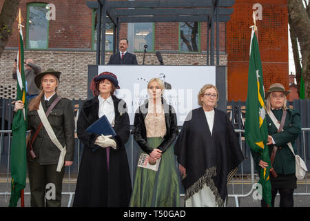 Falls Road, Belfast, Royaume-Uni. Apr 19, 2019. Le président d'Irlande Michael D Higgins ouvre officiellement le nouveau James Connolly sur le centre Falls Road Crédit : Bonzo/Alamy Live News Banque D'Images