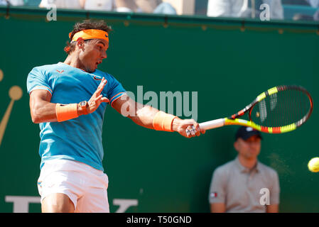 Roquebrune Cap Martin, France. Apr 19, 2019. Rafael Nadal d'Espagne hits un retour pendant la match quart masculin contre Guido Pella de l'Argentine au Monte-Carlo Rolex Masters de tennis à Roquebrune Cap Martin, France, le 19 avril 2019. Nadal a gagné 2-0. Crédit : Nicolas Marie/Xinhua/Alamy Live News Banque D'Images