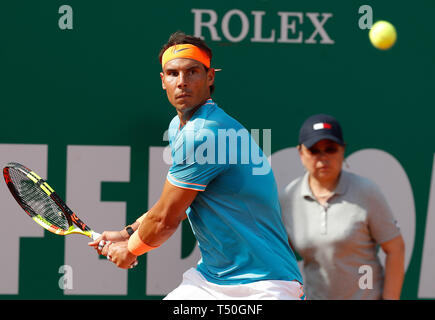 Roquebrune Cap Martin, France. Apr 19, 2019. Rafael Nadal d'Espagne hits un retour pendant la match quart masculin contre Guido Pella de l'Argentine au Monte-Carlo Rolex Masters de tennis à Roquebrune Cap Martin, France, le 19 avril 2019. Nadal a gagné 2-0. Crédit : Nicolas Marie/Xinhua/Alamy Live News Banque D'Images