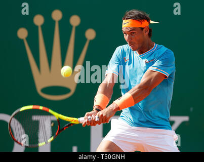 Roquebrune Cap Martin, France. Apr 19, 2019. Rafael Nadal d'Espagne hits un retour pendant la match quart masculin contre Guido Pella de l'Argentine au Monte-Carlo Rolex Masters de tennis à Roquebrune Cap Martin, France, le 19 avril 2019. Nadal a gagné 2-0. Crédit : Nicolas Marie/Xinhua/Alamy Live News Banque D'Images