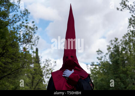 De pénitent 'Los Rendez' la fraternité est vu pendant le Vendredi saint procesion à Granda, Espagne chaque année des milliers de chrétiens croyants célèbre la Semaine Sainte de Pâques avec la crucifixion et la résurrection de Jésus Christ. Banque D'Images