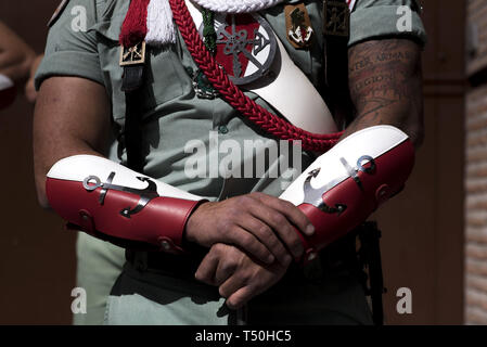 Granada, Espagne. Apr 19, 2019. Soldat avec un tatouage de la La Légion est perçu au cours de la procession du Vendredi Saint à Grenade.Chaque année, des milliers de chrétiens croyants célèbre la Semaine Sainte de Pâques avec la crucifixion et la résurrection de Jésus Christ. Crédit : Carlos Gil/SOPA Images/ZUMA/Alamy Fil Live News Banque D'Images