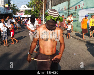 (NOTE DU RÉDACTEUR : Image contient le contenu graphique) un flagellé vu avec des images de femmes tatouées sur sa poitrine pendant le Vendredi saint. De fervents catholiques dans les pays d'Asie du sud-est profondément religieux des philippines montrent leur foi sur le Vendredi saint avec l'auto-flagellation ou l'auto-infligeant des blessures, imitant les souffrances du Christ. Banque D'Images