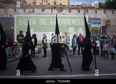 Malaga, Espagne. 20 avr 2019. Pénitents de 'Amor' confrérie sont vu marchant dans la rue comme ils prennent part au cours de la procession de la semaine sainte. La Semaine Sainte en Andalousie est l'une des plus importantes et célèbre des fêtes religieuses en Espagne. Chaque année, des milliers de fidèles chrétiens célèbrent la Semaine Sainte de Pâques avec la crucifixion et la résurrection de Jésus Christ. Credit : SOPA/Alamy Images Limited Live News Banque D'Images