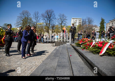 Maire de Varsovie Rafal Trzaskowski est vu rendre hommage au monument des Héros du Ghetto de Varsovie, au cours d'une cérémonie pour marquer le 76e anniversaire du déclenchement de l'insurrection du Ghetto de Varsovie. Dans le cadre de la cérémonie des sirènes ont été entendus dans toute la ville pour se souvenir de ceux qui ont été assassinés dans le ghetto en 1943. L'insurrection du ghetto de Varsovie était une révolte violente qui a eu lieu du 19 avril au 16 mai 1943, au cours de la Seconde Guerre mondiale. Les résidents du ghetto juif de Varsovie, occupée par les nazis en Pologne, ont organisé la révolte armée pour empêcher les déportations vers les camps d'extermination nazi-run. Banque D'Images