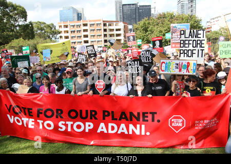 Sydney, Australie. 20 avril 2019. L'arrêt Adani convoi organisé un rassemblement à Sydney à Bowling Green dans Parc de Parramatta. Le convoi a quitté Stop Adani Hobart le 17 avril et fera plusieurs arrêts sur le chemin de la Galilée, bassin holding rallyes le long du chemin, avant de se rendre à la capitale, Canberra. Le rallye est organisé par l'ancien leader des Verts Bob Brown. Crédit : Richard Milnes/Alamy Live News Banque D'Images