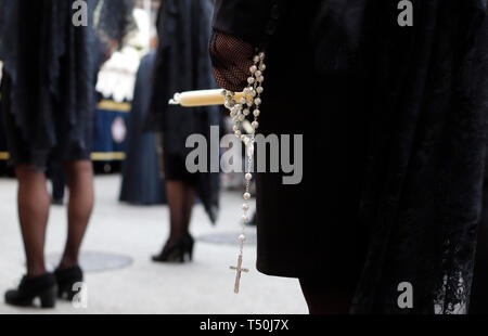 Palma, Espagne. Apr 19, 2019. Les Manolas représentent le deuil femmes qui pleurent la mort et célébrer la résurrection du Christ pendant les processions de la Semaine sainte en Espagne. Ils suivent la procession du Christ en vêtements sombres et qui ont porté l'habillement traditionnel espagnol mantilla et accessoires religieux depuis des siècles. Credit : Clara Margais/dpa/Alamy Live News Banque D'Images