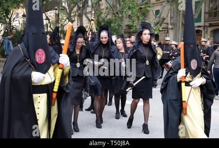 Palma, Espagne. Apr 19, 2019. Manolas durant la procession du Vendredi Saint à Palma. Les Manolas représentent le deuil femmes qui pleurent la mort et célébrer la résurrection du Christ pendant les processions de la Semaine sainte en Espagne. Ils suivent la procession du Christ en vêtements sombres et qui ont porté l'habillement traditionnel espagnol mantilla depuis des siècles. Credit : Clara Margais/dpa/Alamy Live News Banque D'Images