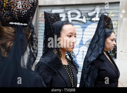 Palma, Espagne. Apr 19, 2019. Lucia (M) va pour une promenade à Palma pendant la procession du Vendredi Saint. Les Manolas représentent le deuil femmes qui pleurent la mort et célébrer la résurrection du Christ pendant les processions de la Semaine sainte en Espagne. Ils suivent la procession du Christ en vêtements sombres et qui ont porté l'habillement traditionnel espagnol mantilla depuis des siècles. Credit : Clara Margais/dpa/Alamy Live News Banque D'Images