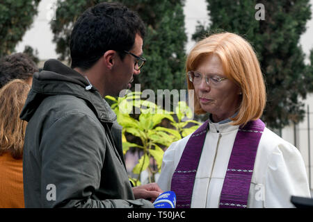 19 avril 2019, Portugal, Funchal (Madeira) : Ilse Everlien Berardo (r), pasteur de l'Allemagne, donne une interview au salon funéraire pour le service de bus victimes allemandes l'accident en face de l'Église presbytérienne. Dans l'accident de bus sur l'Atlantique 17.04.2019 sur l'île portugaise de Madère, 29 personnes ont perdu la vie. Un coach avec des dizaines de touristes allemands avaient quitté la route tôt mercredi soir dans la ville de Funchal, a annulé et était tombé en bas d'une pente sur une maison. Photo : Andriy Petryna/dpa Banque D'Images