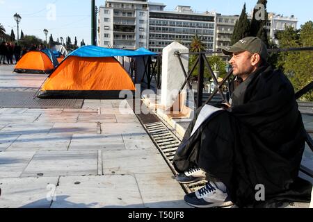 Athènes, Grèce. Apr 20, 2019. Réfugiés et d'immigrants illégaux ont campé à l'extérieur du parlement grec à la place Syntagma à Athènes.Les immigrants illégaux et les réfugiés, principalement de l'Afghanistan et l'Iraq a emménagé dans la partie supérieure de la place après leur expulsion de l'arrondissement d'Exarchia où ils étaient accroupis dans des bâtiments. (Crédit Image : © VafeiadakisZUMA Aristidis Wire) Credit : ZUMA Press, Inc./Alamy Live News Banque D'Images