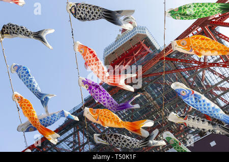 Tokyo, Japon. Apr 20, 2019. 333 (Koinobori bannières carp) sur l'affichage à l'extérieur de la Tour de Tokyo. La Tour de Tokyo est la célébration de la Journée des enfants affichant 333 en forme de carpe Koinobori du 29 mars au 6 mai. Chaque année, les familles avec enfants ont décoré leurs maisons avec des banderoles Koinobori pour célébrer la saine croissance et le bien-être des enfants. Journée des enfants est célébrée le 5 mai chaque année au Japon. Credit : Rodrigo Reyes Marin/ZUMA/Alamy Fil Live News Banque D'Images