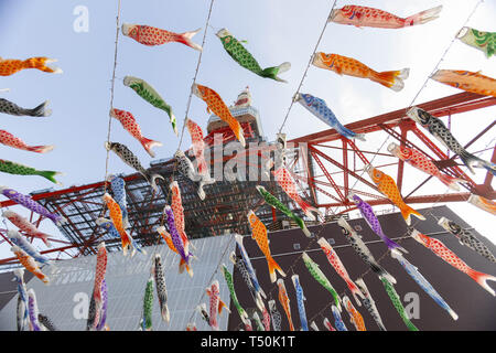 Tokyo, Japon. Apr 20, 2019. 333 (Koinobori bannières carp) sur l'affichage à l'extérieur de la Tour de Tokyo. La Tour de Tokyo est la célébration de la Journée des enfants affichant 333 en forme de carpe Koinobori du 29 mars au 6 mai. Chaque année, les familles avec enfants ont décoré leurs maisons avec des banderoles Koinobori pour célébrer la saine croissance et le bien-être des enfants. Journée des enfants est célébrée le 5 mai chaque année au Japon. Credit : Rodrigo Reyes Marin/ZUMA/Alamy Fil Live News Banque D'Images