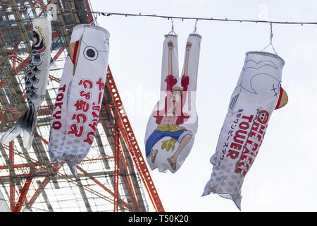 Tokyo, Japon. Apr 20, 2019. 333 (Koinobori bannières carp) sur l'affichage à l'extérieur de la Tour de Tokyo. La Tour de Tokyo est la célébration de la Journée des enfants affichant 333 en forme de carpe Koinobori du 29 mars au 6 mai. Chaque année, les familles avec enfants ont décoré leurs maisons avec des banderoles Koinobori pour célébrer la saine croissance et le bien-être des enfants. Journée des enfants est célébrée le 5 mai chaque année au Japon. Credit : Rodrigo Reyes Marin/ZUMA/Alamy Fil Live News Banque D'Images