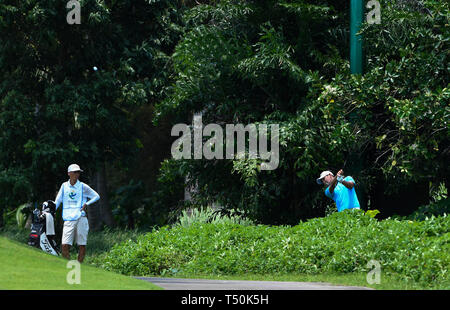 La Chine, la province de Hainan. Apr 20, 2019. Hak Shun Yat (R) de la Chine à Hong Kong hits sur le 13e trou lors de la troisième ronde de l'Open de Boao Boao en Chine du sud, province de Hainan, le 20 avril 2019. Le Tour de Chine 2019 est tenue d'ouvrir Boao du 15 au 21 avril. Crédit : Yang Guanyu/Xinhua/Alamy Live News Banque D'Images