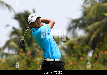 La Chine, la province de Hainan. Apr 20, 2019. Hak Shun Yat de Chine Hong Kong du tees off sur le 14e trou lors de la troisième ronde de l'Open de Boao Boao en Chine du sud, province de Hainan, le 20 avril 2019. Le Tour de Chine 2019 est tenue d'ouvrir Boao du 15 au 21 avril. Crédit : Yang Guanyu/Xinhua/Alamy Live News Banque D'Images