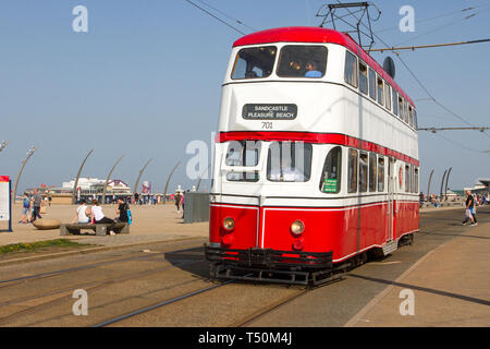 1934 30s années trente années 1930 ballon 701 Diamond Pantograph Tram à Blackpool, Lancashire. Avril 2019. Météo Royaume-Uni. Les conditions chaudes se poursuivent tandis que les trams du patrimoine des passagers du ferry d'antan longent la promenade du front de mer. Banque D'Images