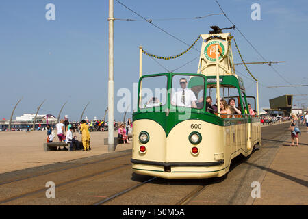 1939 30s années 30 Blackpool Boat 600 autobus vintage trolley; météo britannique.Les conditions chaudes se poursuivent tandis que les trams du patrimoine des passagers du ferry d'antan longent la promenade du front de mer.Voitures ouvertes construites par English Electric en 1934 dans le cadre de la modernisation quinquennale du directeur général Walter Luff. Banque D'Images