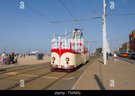 1934 30s Blackpool Boat 227 tram Charlie Cairoli Blackpool , Lancashire. Le week-end des tramways du patrimoine aurifère de Pâques, la côte de fylde, le tramway, le trolleybus, les trolleybus des passagers du ferry d'antan le long du front de mer de Blackpool. Banque D'Images