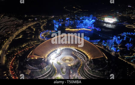 (190420) -- BEIJING, 20 avril 2019 (Xinhua) -- photo aérienne prise le 18 avril 2019 montre la vue de nuit sur le pavillon de la Chine de l'Exposition Horticole Internationale de Beijing 2019 (Expo 2019) Beijing dans le district de Yanqing, Beijing, capitale de la Chine. L'Exposition Horticole Internationale de Beijing 2019 est prévue pour le coup d'envoi le 29 avril 2019. (Xinhua/Chen Yehua) Banque D'Images