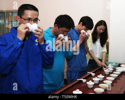 (190420) -- SHANGHAI, 20 avril 2019 (Xinhua) -- photo prise en 2014 montre conseiller technologie Liu Guoying (1re L) L'introduction de l'évaluation des feuilles de thé aux étudiants en Xingcun ville de Xian, Chine du sud-est de la province de Fujian. (Xinhua) Banque D'Images