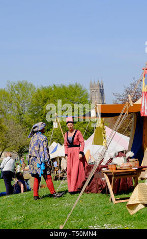 Glastonbury, Somerset, Royaume-Uni. Apr 20, 2019. Glastonbury Abbey ouvre ses motifs de la Pâques annuel traditionnel. Les visiteurs ont été envisagés et ravis par les chevaliers à cheval, des vikings, des Saxons et des aliments locaux. Credit : JMF News/Alamy Live News Banque D'Images